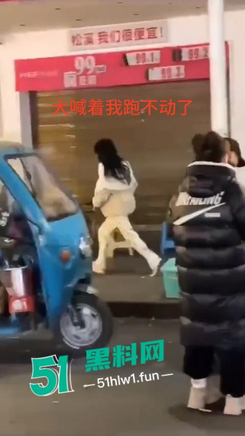 福建南平惊险一男子在夜宵摊用刀具不停地捅刺一女生,这种男子就会欺负小女生。-3