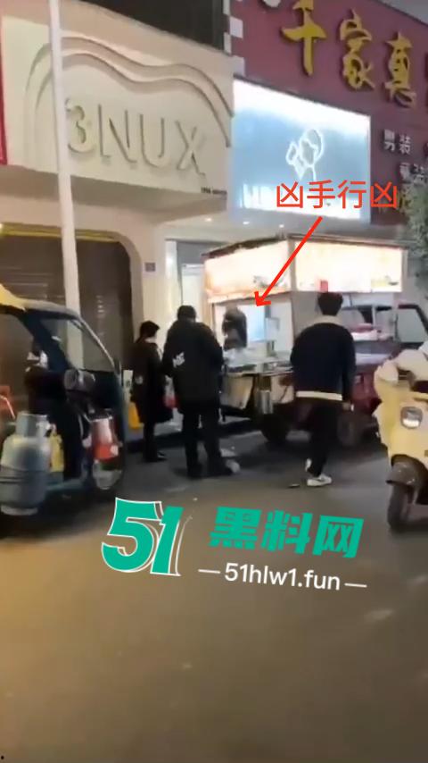 福建南平惊险一男子在夜宵摊用刀具不停地捅刺一女生,这种男子就会欺负小女生。-5