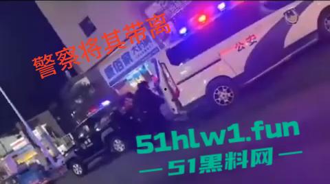 福建南平惊险一男子在夜宵摊用刀具不停地捅刺一女生,这种男子就会欺负小女生。-8