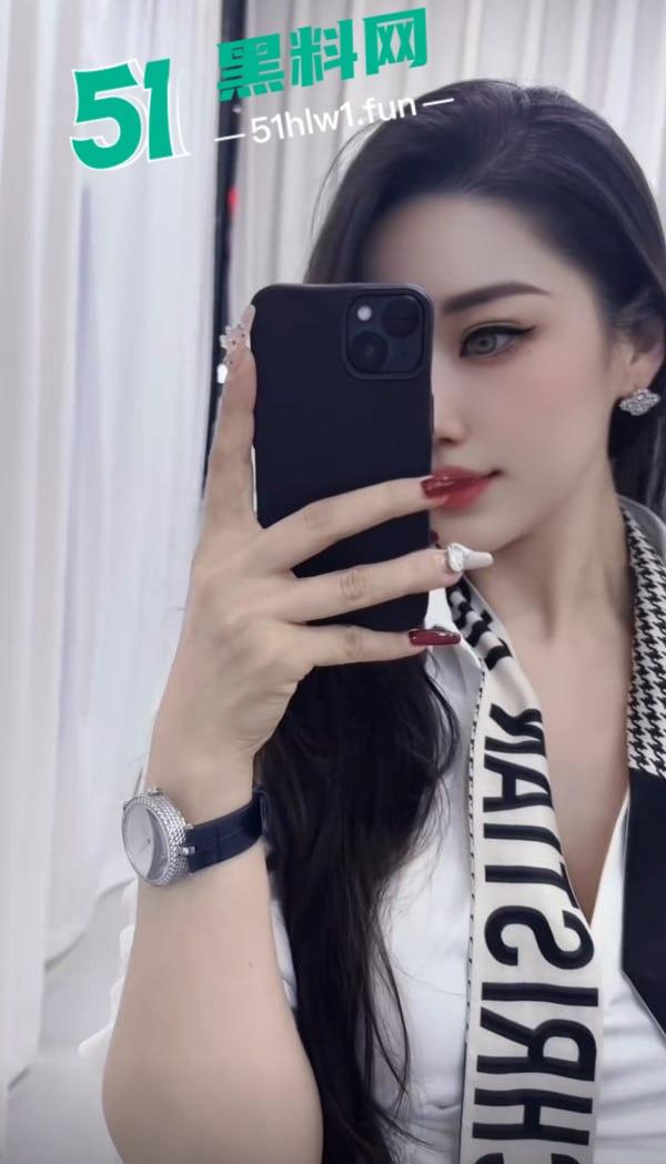 高跟连衣裙名媛【C姨】被老头后入到哭 出气入气全是浪,后入呻吟让人想关音量但舍不得!-6