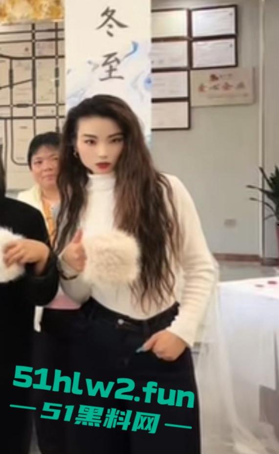 陕西银泰学府【马欣】大年三十车震偷情被抓,逃跑竟拖行原配八米,已婚已育还这么骚?-12