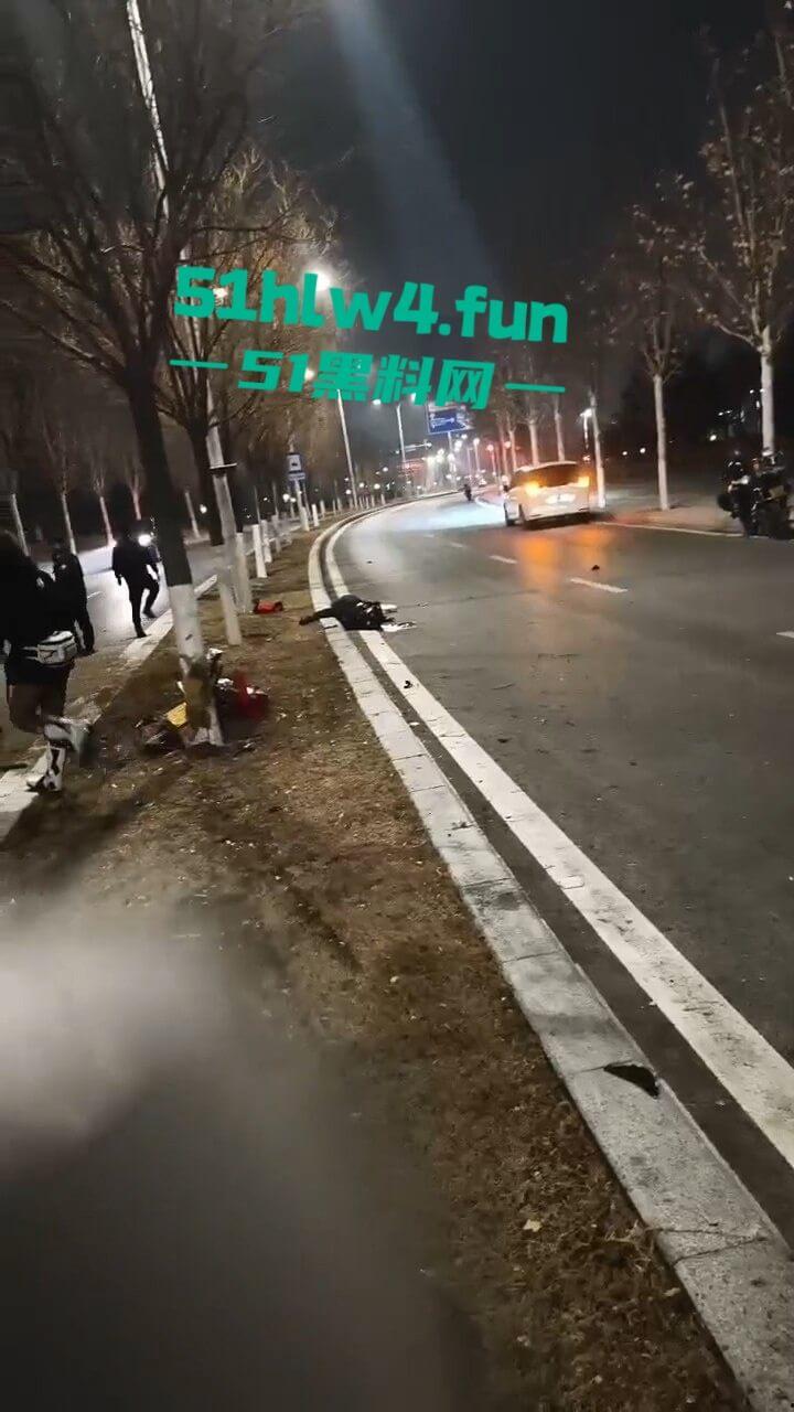 车祸现场,奥体美腿女骑手压弯摔车被摔出脑浆,美腿女骑装逼不成惨遭勾魂。-5