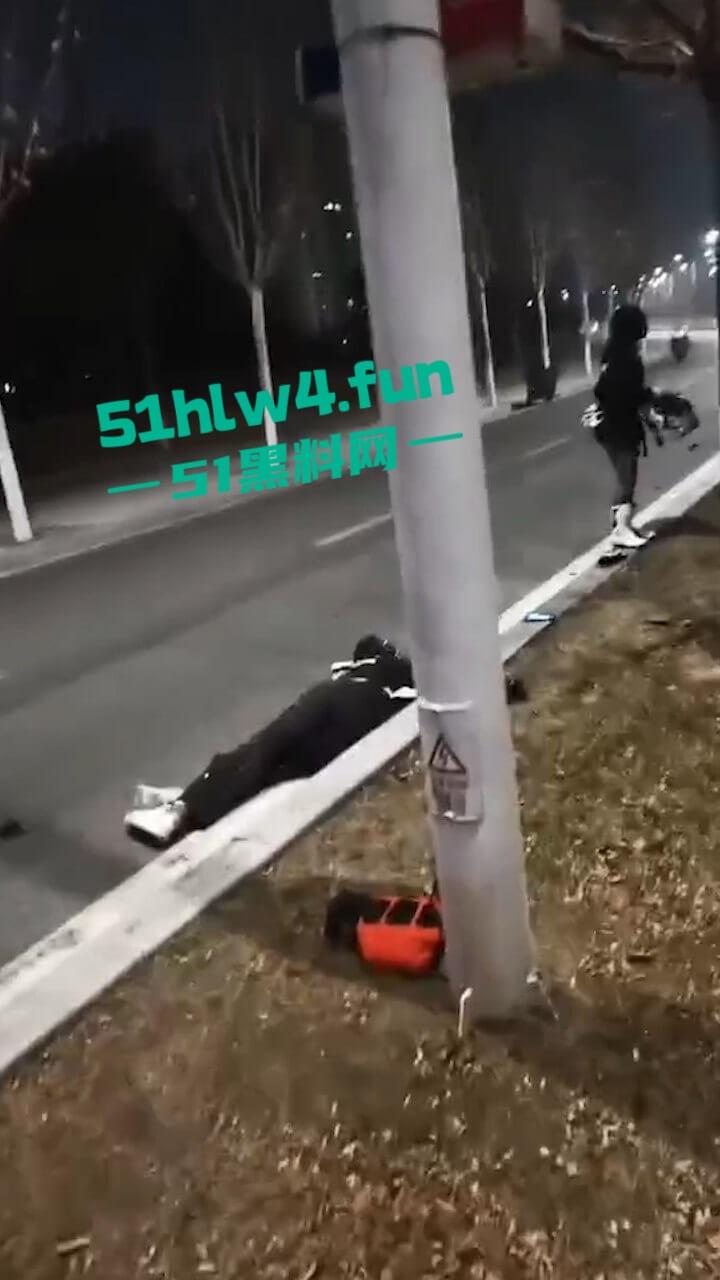 车祸现场,奥体美腿女骑手压弯摔车被摔出脑浆,美腿女骑装逼不成惨遭勾魂。-7