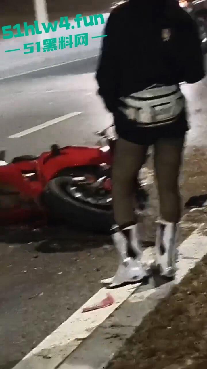 车祸现场,奥体美腿女骑手压弯摔车被摔出脑浆,美腿女骑装逼不成惨遭勾魂。-10