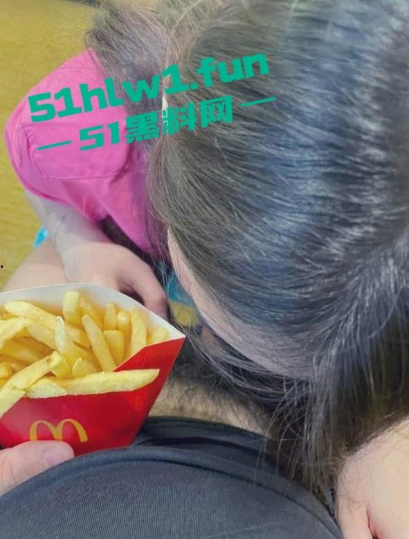 火爆全网的麦当劳兼职美女被曝光,私下淫荡的聊天记录露骨和不雅性爱视频曝光。-7