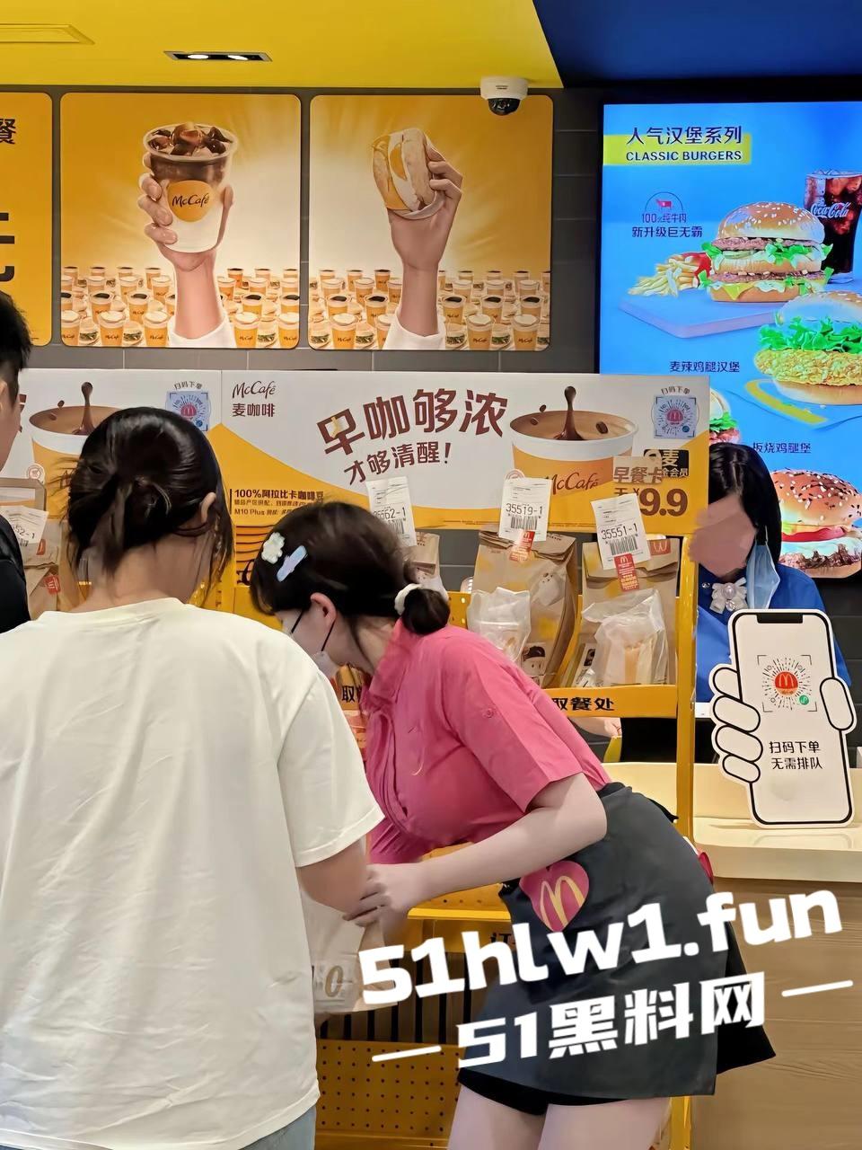 火爆全网的麦当劳兼职美女被曝光,私下淫荡的聊天记录露骨和不雅性爱视频曝光。-13