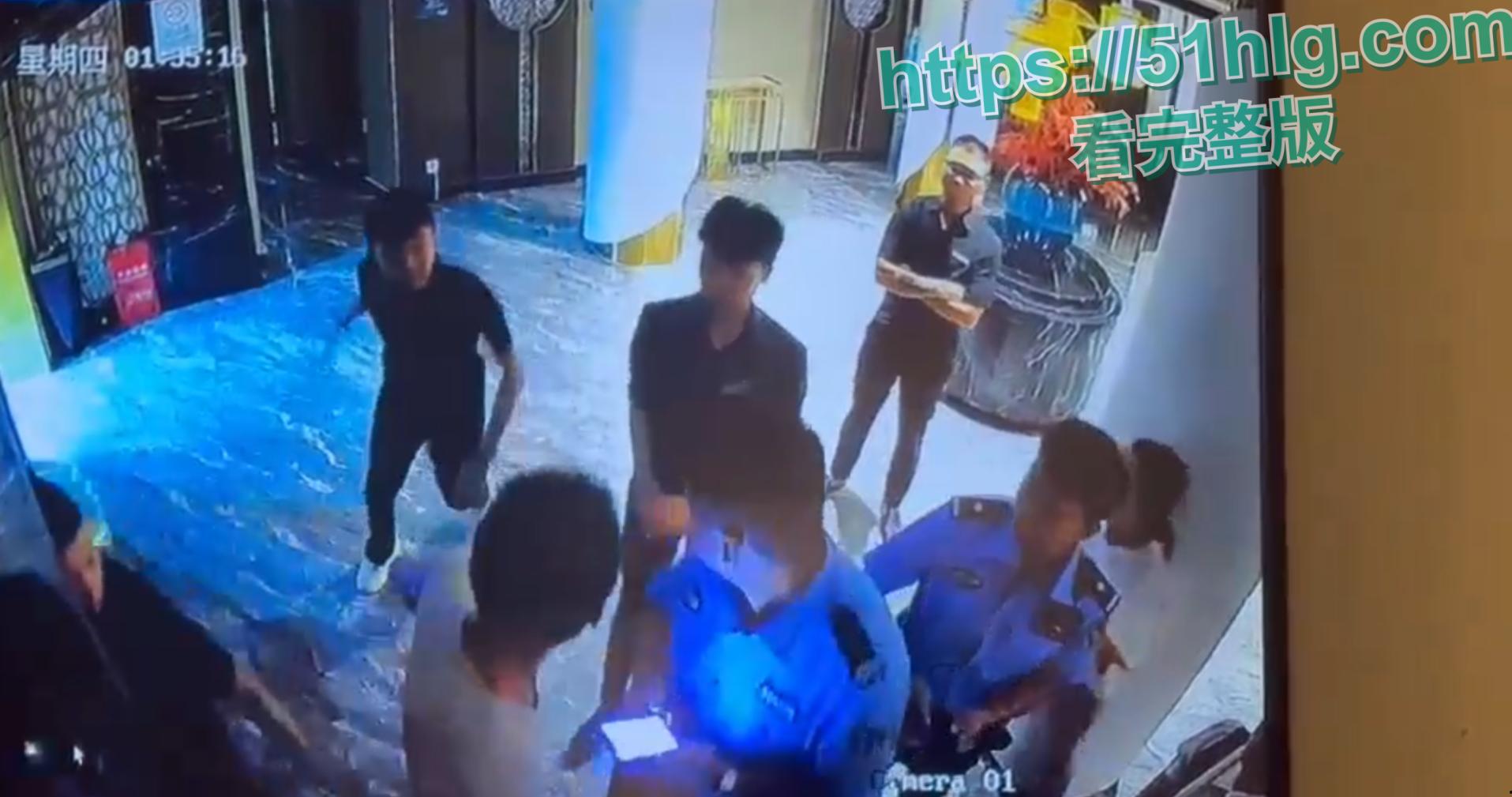 史上最快出警!【广西平邑县】精神小伙为兄弟出气 当警察面打人 猖狂至极目空一切 警枪掏出后瞬间秒怂-1