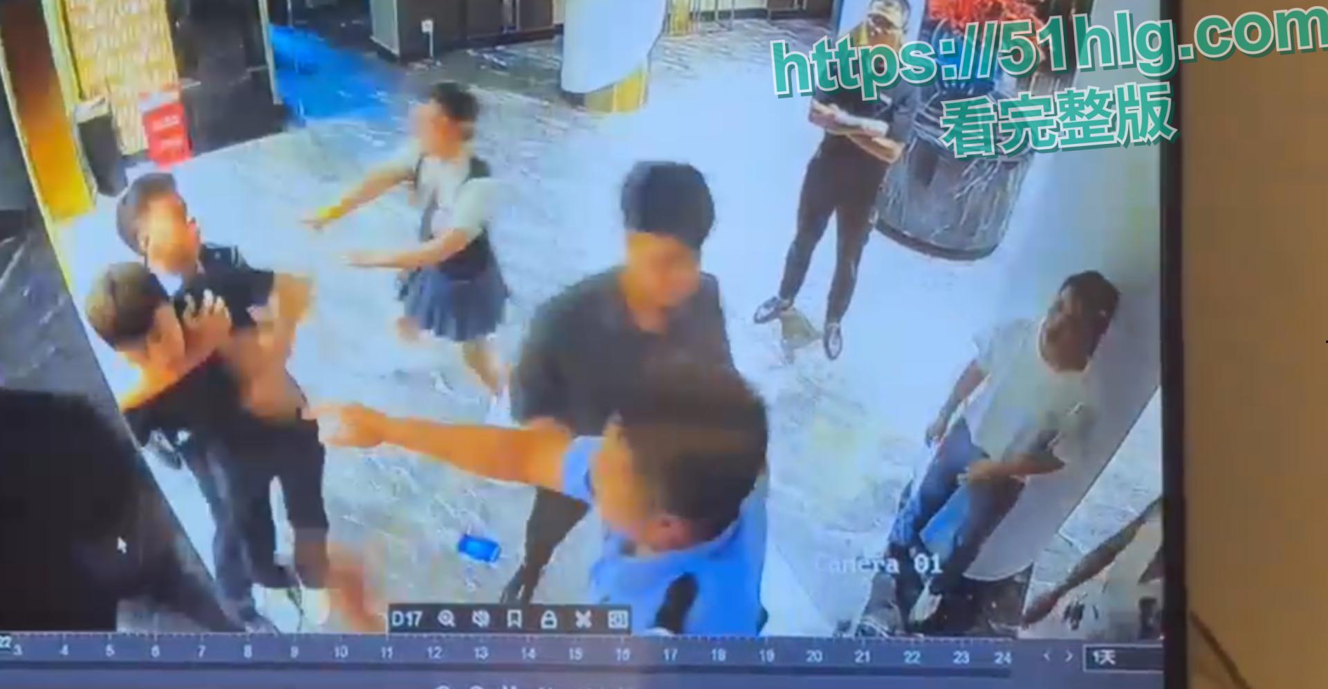 史上最快出警!【广西平邑县】精神小伙为兄弟出气 当警察面打人 猖狂至极目空一切 警枪掏出后瞬间秒怂-3