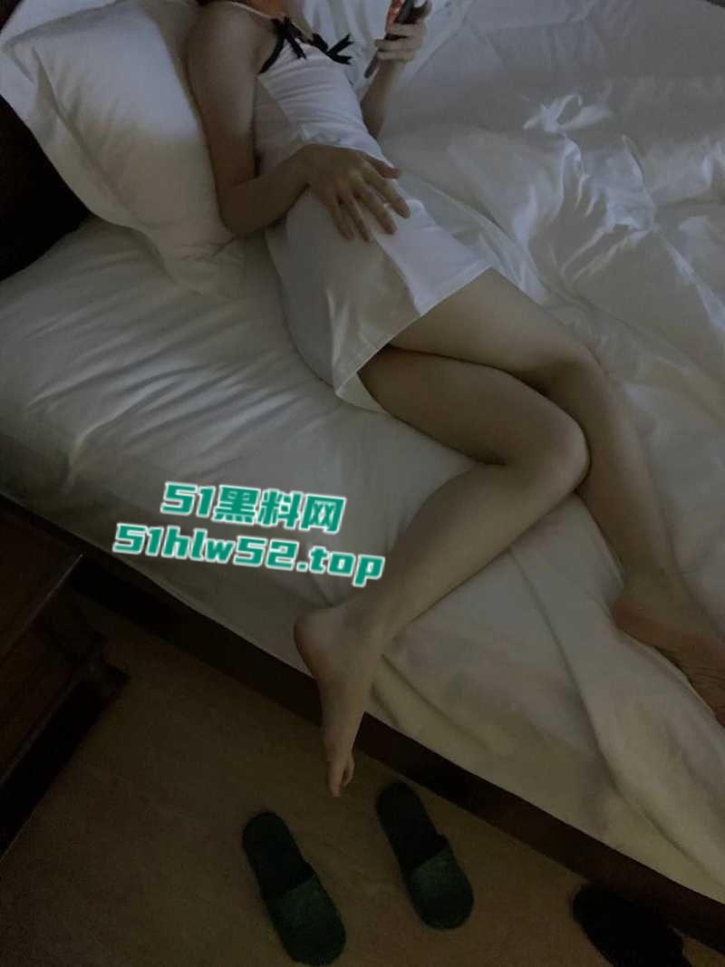 高颜值反差母狗【王舒曼】极品身材露脸骚婊,酒店口交金主爸爸被疯狂后入爆操做爱视频曝光!-5