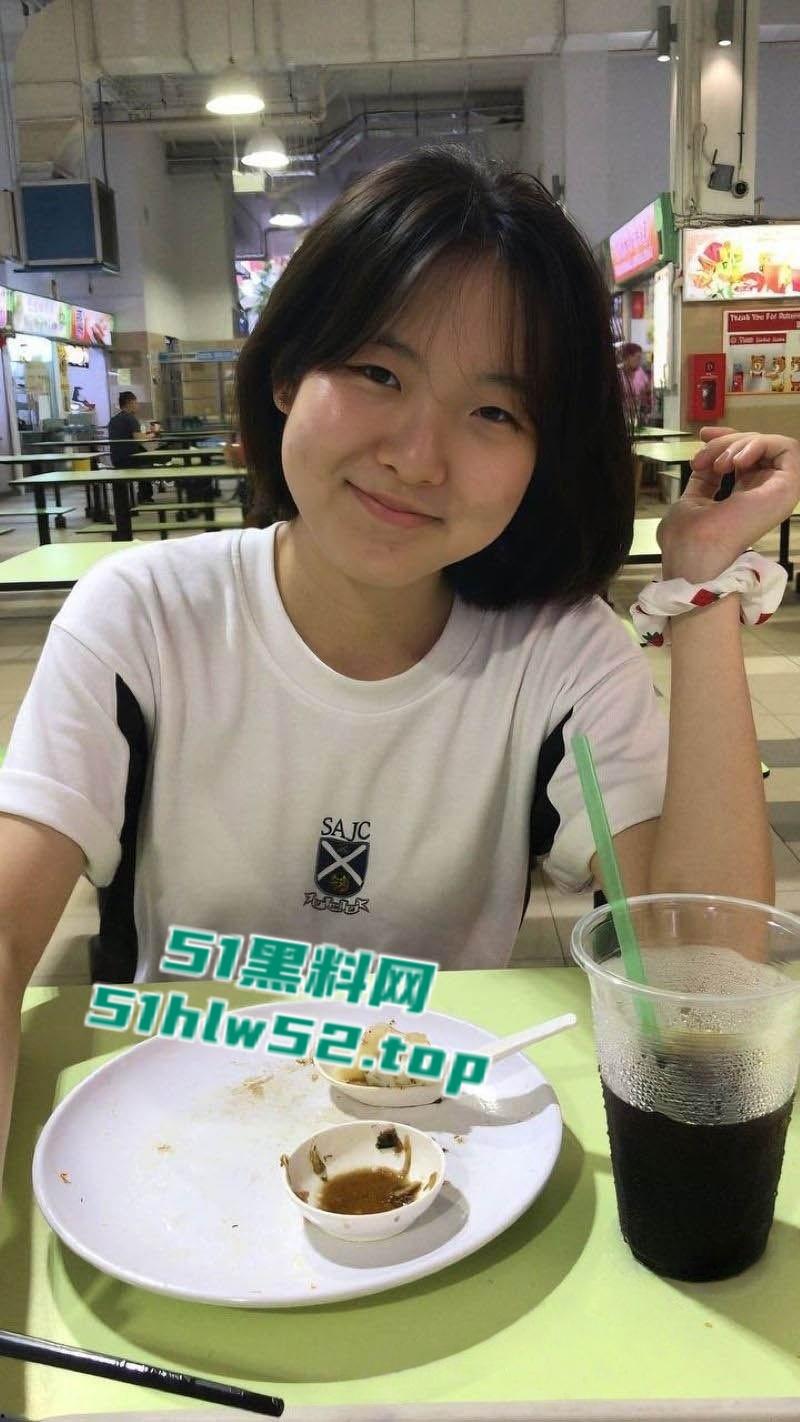 新加坡反差婊【静妍】分手后遭前男友曝光,颈戴项圈全裸出镜,揉奶自慰完美暴露风骚本性!-1