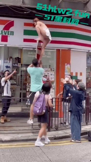 香港街拍长腿小三被原配捉奸来不及穿衣,仅穿睡裙夺窗而逃一群男人帮助逃离,路人视角让人羡慕。-6