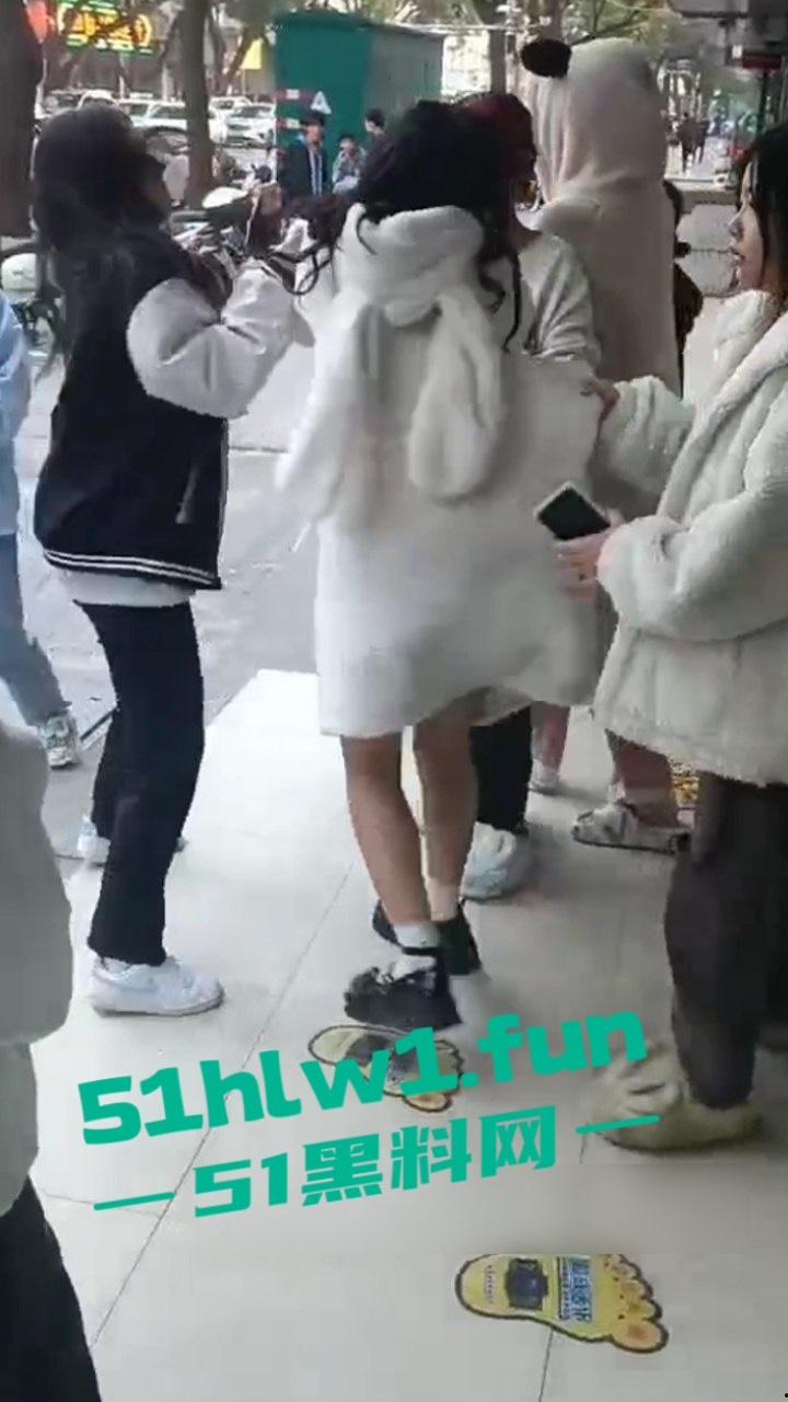 山东枣庄精神小妹霸凌,两帮小美女激情对战,旁边的男学生都看笑了,果然女人打架是男人最爱看的!-3