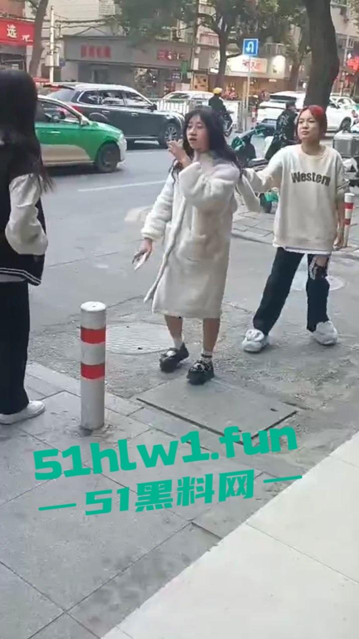 山东枣庄精神小妹霸凌,两帮小美女激情对战,旁边的男学生都看笑了,果然女人打架是男人最爱看的!-4