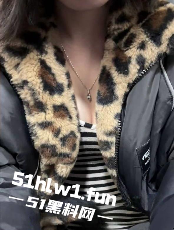 独家曝光!湖北19岁母狗【邵丽燏】库底咖啡营业员,在寝室给主人拍自慰视频做任务小处女被调教成骚母狗!-5