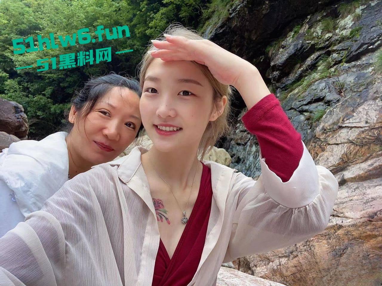 清纯颜值白富美【张欣玥】表面富家千金,背地里骚母狗一条给主人深喉吃屌淫靡喘息,大量不雅视图流出。-5