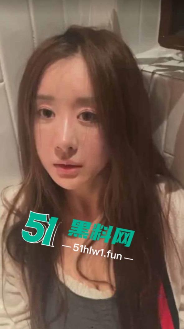 成都抖音小网红【恩伊】在网上乱造别人黄谣,被抓现场视频直接达到下跪认错再也不敢了。-2