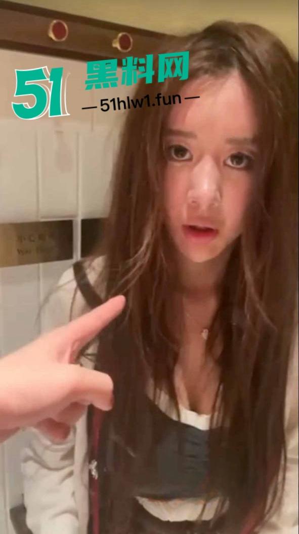 成都抖音小网红【恩伊】在网上乱造别人黄谣,被抓现场视频直接达到下跪认错再也不敢了。-3