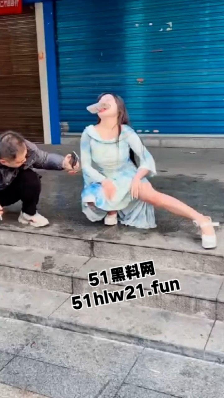 长沙解放西成网红擦边女云集地,蓝裙美女当街撩客E杯大奶随便摸,真实太开放了。-1