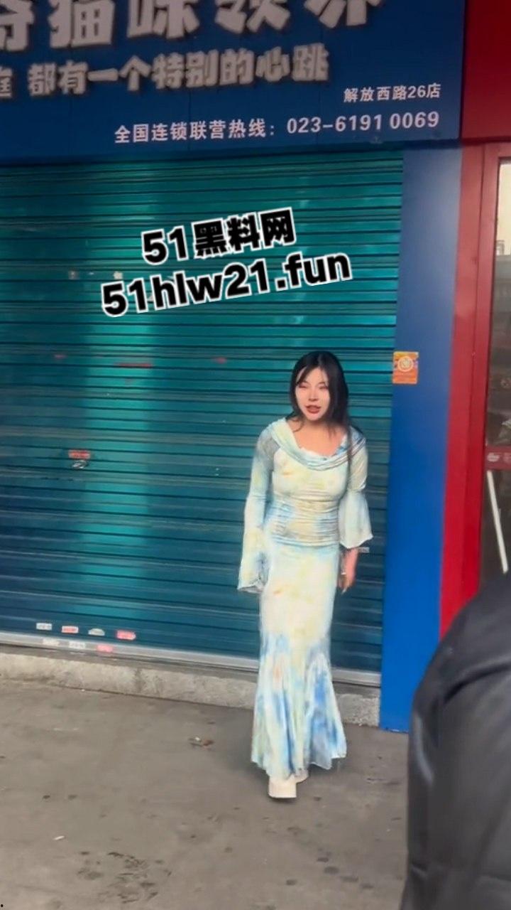 长沙解放西成网红擦边女云集地,蓝裙美女当街撩客E杯大奶随便摸,真实太开放了。-2