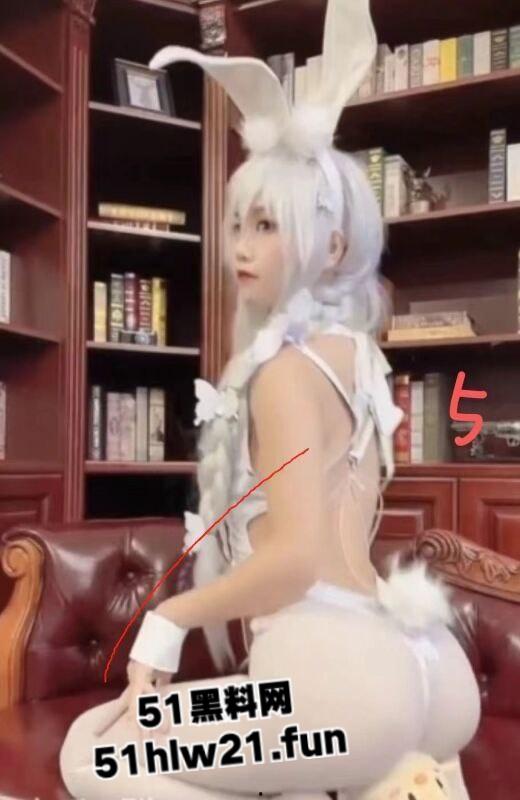 极品白嫩骚兔女郎网聊主动送炮,老实男激动提枪赴约却被上了生动一课脑袋坏了!-6