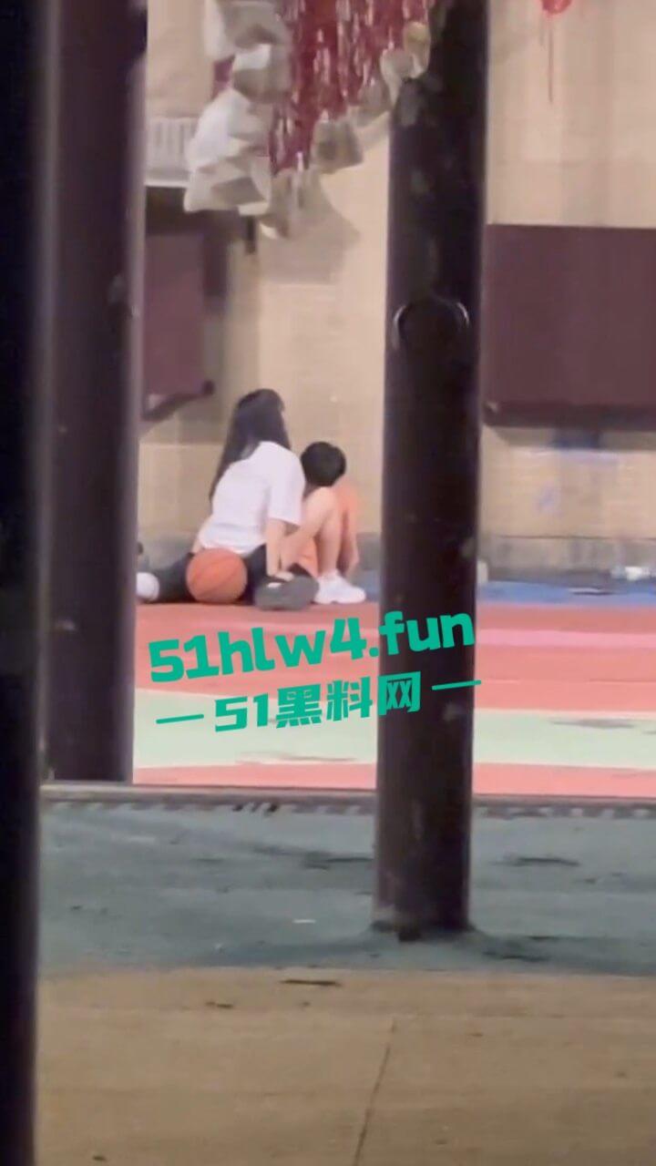 偷拍下篮球场的秘密,一对情侣周围四下无人竟然户外激情做爱,青春的激情与无畏。-4