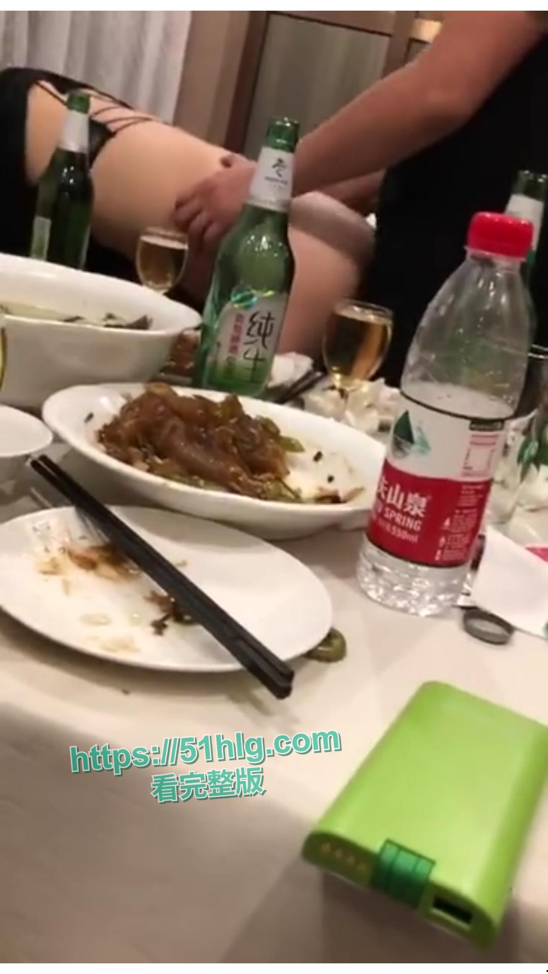 【南京】美艳人妻的同学会狂欢!墙角口交,后入爆操,呻吟声荡漾大厅,你还敢让老婆参加同学聚会吗?-5