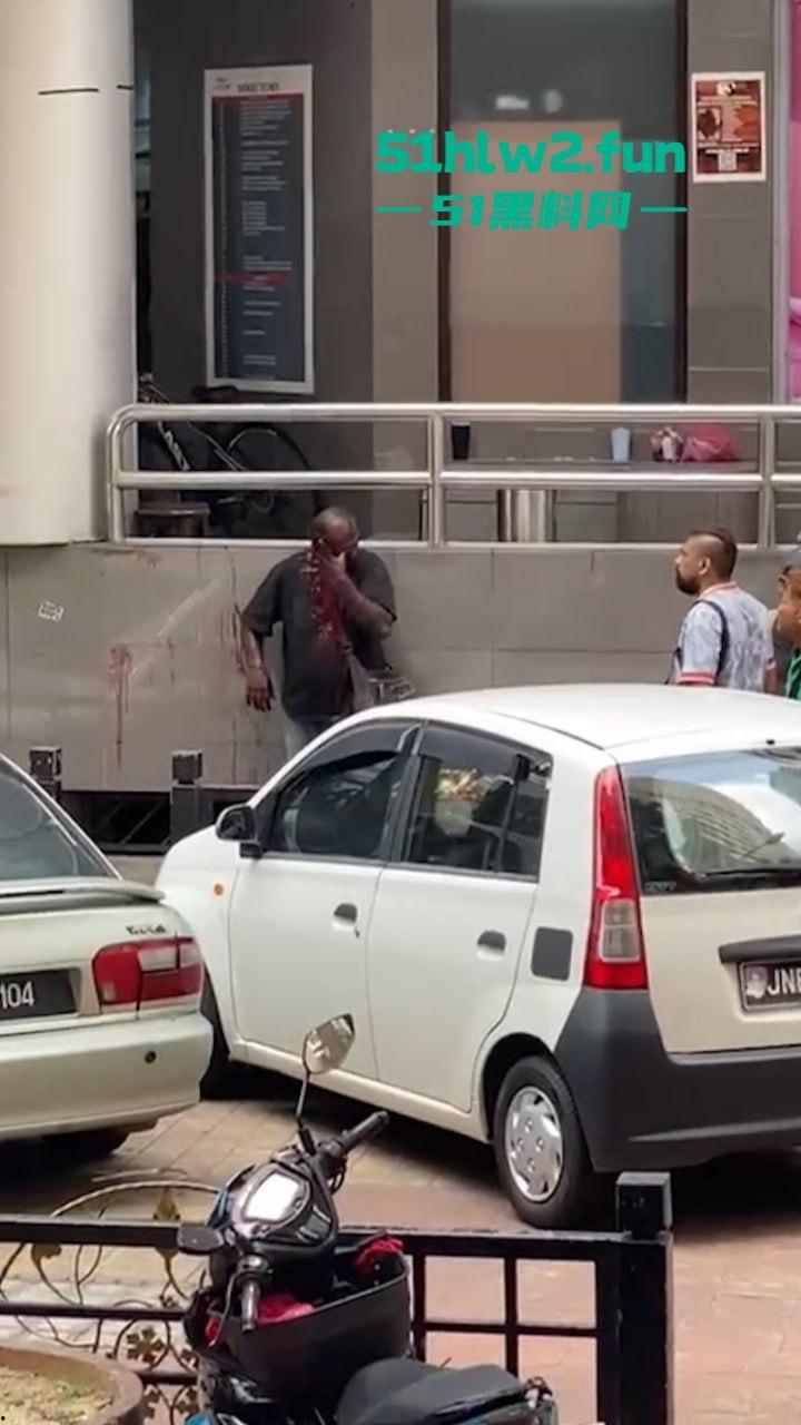 马来西亚男子酗酒吸毒恶魔buff叠满,致精神紊乱当街砍人,刺激的现场视频流出。-2