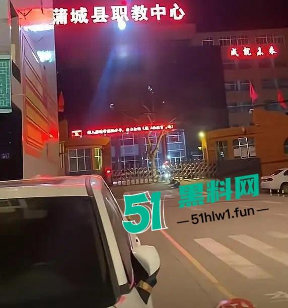 陕西蒲城17岁高三学生坠亡 家长深夜接班主任电话后被学校看管 真相疑点重重引热议！-12