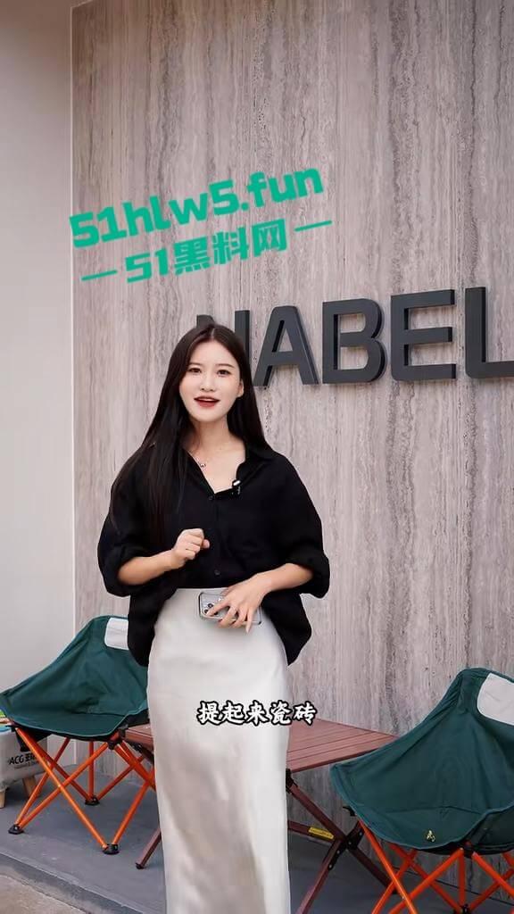 抖音网红【巩义四姑娘】和老公【时尚平民】2分51秒不雅视频曝光,这网红女神素颜差距有点大啊。-1