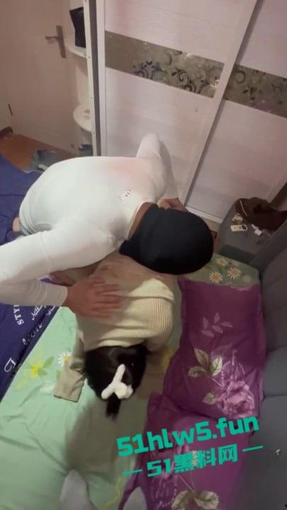 家有娇妻【7】看着老婆在我们婚房床上被前男友操,居然还让我给他们舔交合处。-1