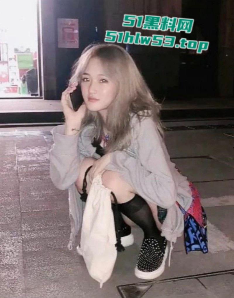 00后金发美少女痴迷网恋，奔现后竟被下药迷奸按头深喉后入暴操，模样犹如泄欲工具！-1