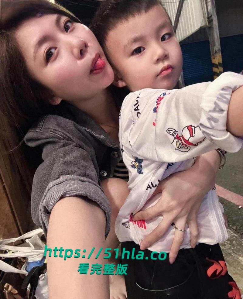 台湾26岁快餐店老板娘【林郁馨】发泄私欲色诱房东，肉棒甩脸掰唇喷尿，淫语口交极度下贱！-1