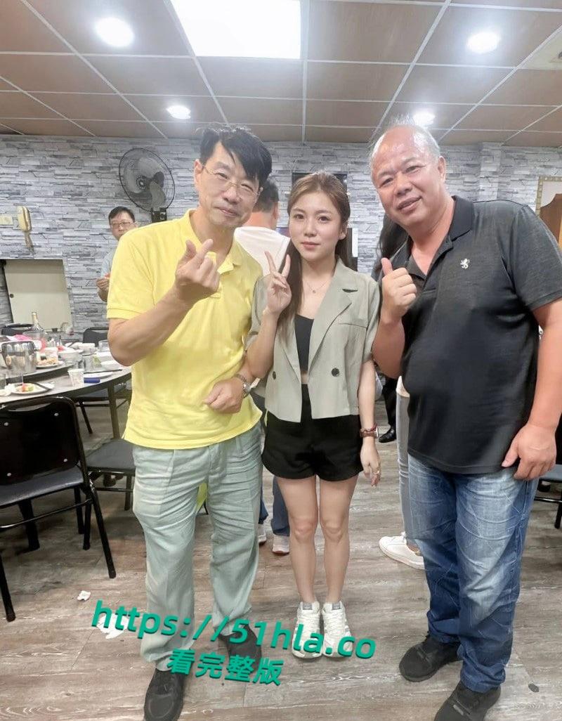 台湾26岁快餐店老板娘【林郁馨】发泄私欲色诱房东，肉棒甩脸掰唇喷尿，淫语口交极度下贱！-3