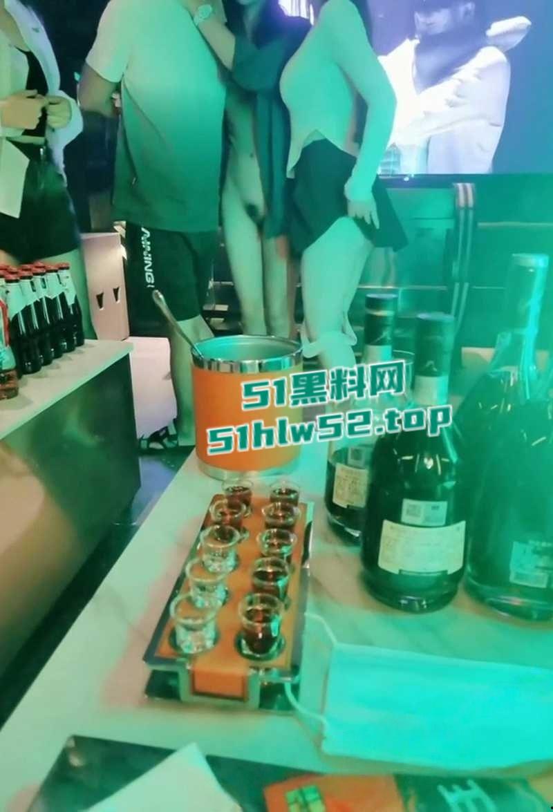 极品人妻【小鲸鱼】KTV淫趴视频流出,闺蜜当众露逼揉奶狂跳骚舞撩拨群男,少妇还是更会玩啊!-3