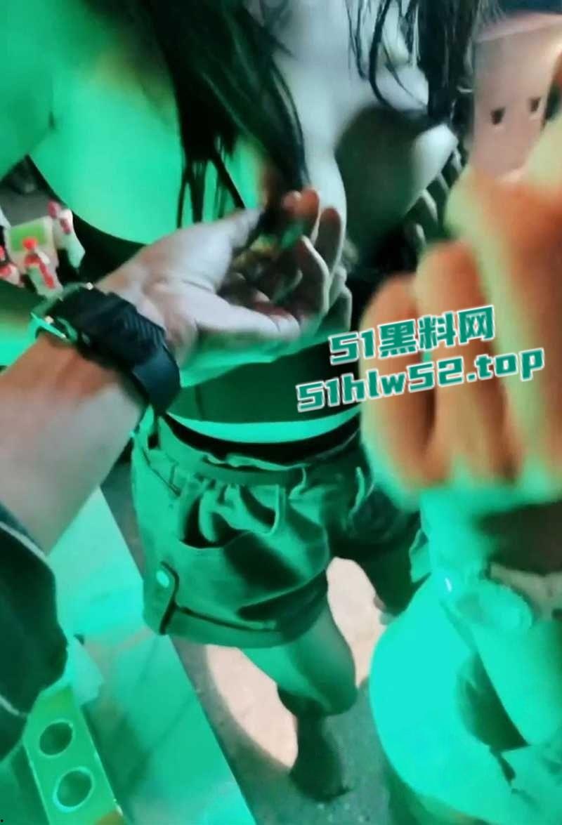 极品人妻【小鲸鱼】KTV淫趴视频流出,闺蜜当众露逼揉奶狂跳骚舞撩拨群男,少妇还是更会玩啊!-5