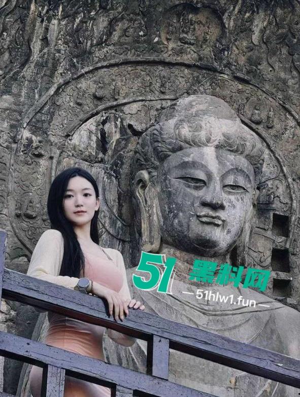 菏泽小红书博主【一颗小葡萄】私密视频流出，外表清纯带着两颗大雷和白虎嫩穴真是美到极致！-11