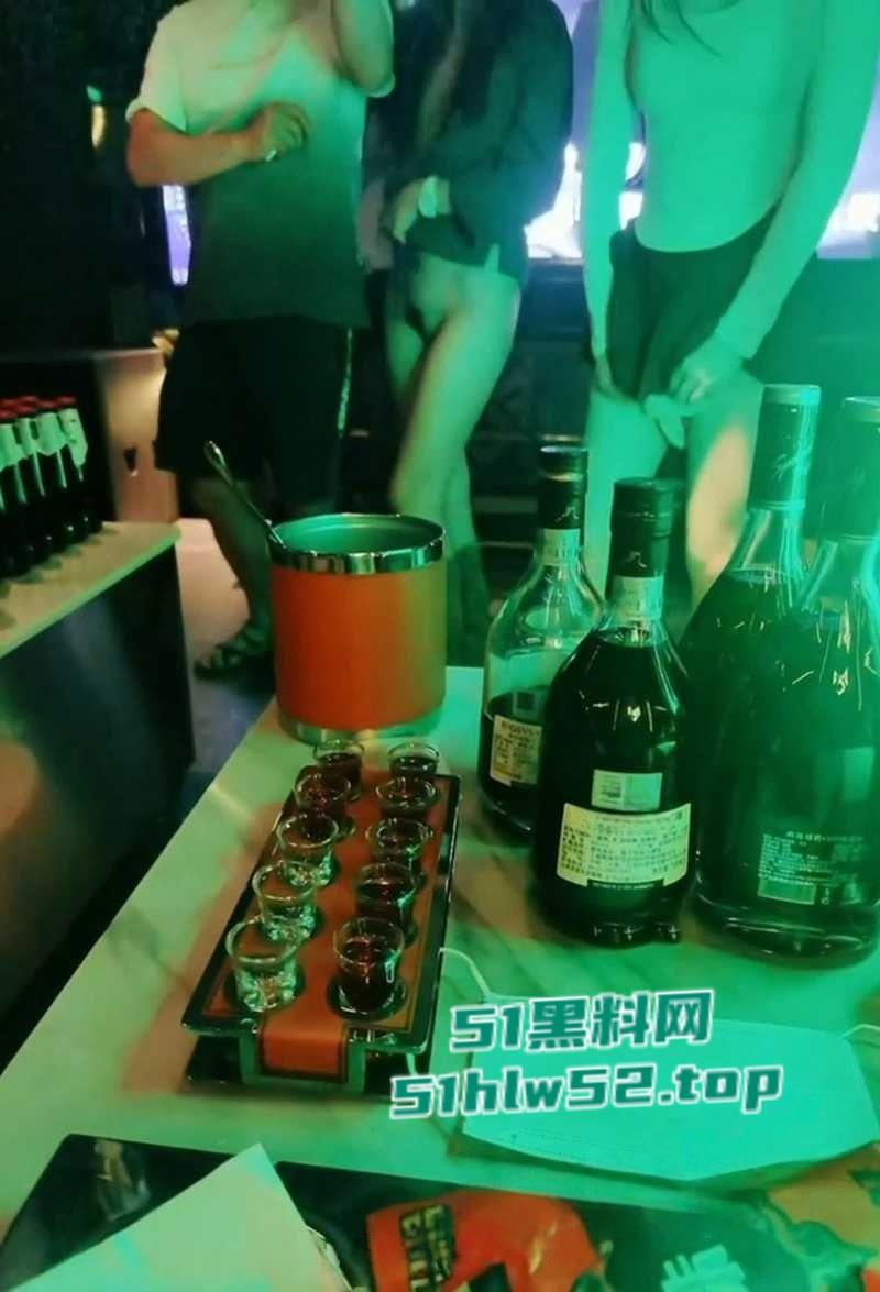 极品人妻【小鲸鱼】KTV淫趴视频流出,闺蜜当众露逼揉奶狂跳骚舞撩拨群男,少妇还是更会玩啊!-7