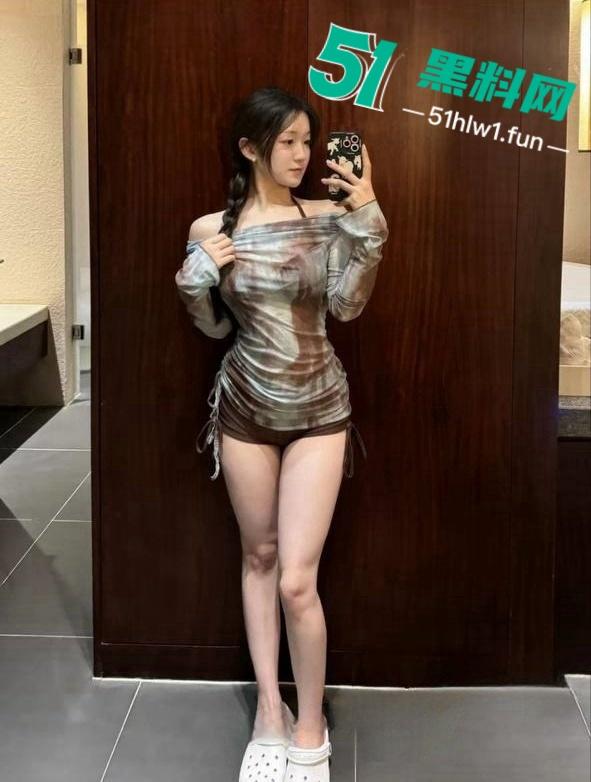 菏泽小红书博主【一颗小葡萄】私密视频流出，外表清纯带着两颗大雷和白虎嫩穴真是美到极致！-17