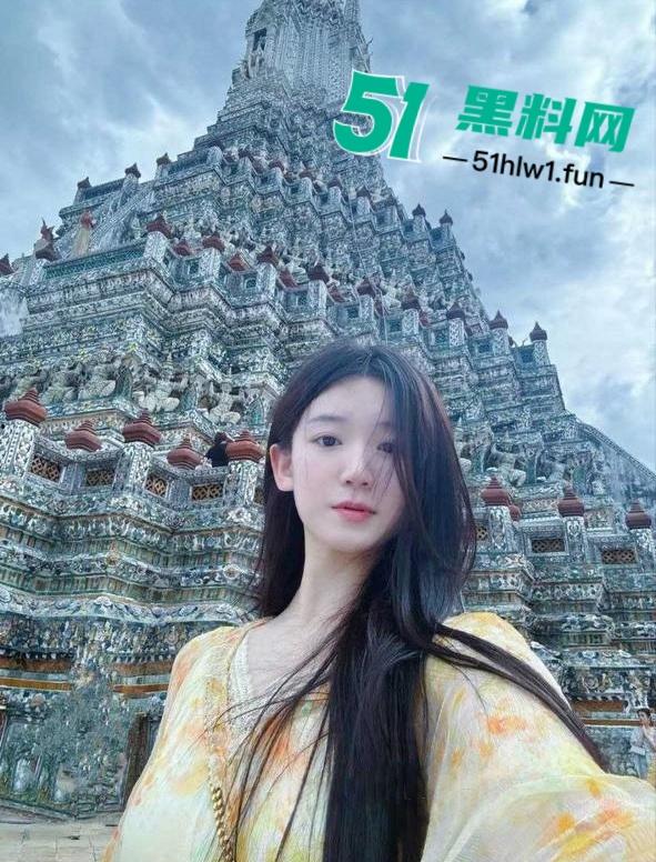 菏泽小红书博主【一颗小葡萄】私密视频流出，外表清纯带着两颗大雷和白虎嫩穴真是美到极致！-18