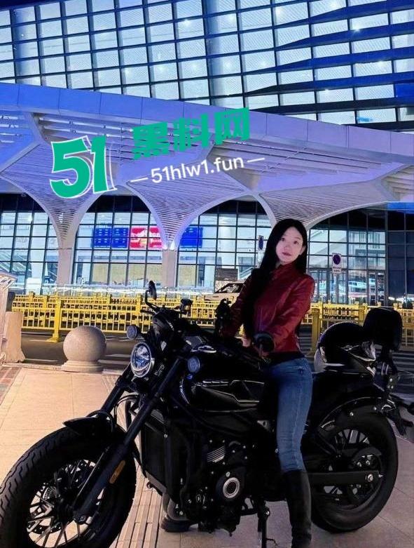 菏泽小红书博主【一颗小葡萄】私密视频流出，外表清纯带着两颗大雷和白虎嫩穴真是美到极致！-21