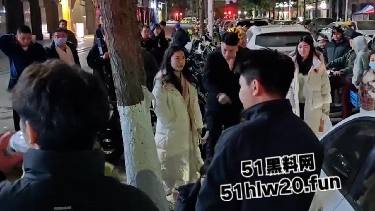 四川汉源骚妇密会情夫被老公当街抓现行,多次开房还被搞大肚子,真是太不要脸了!-6