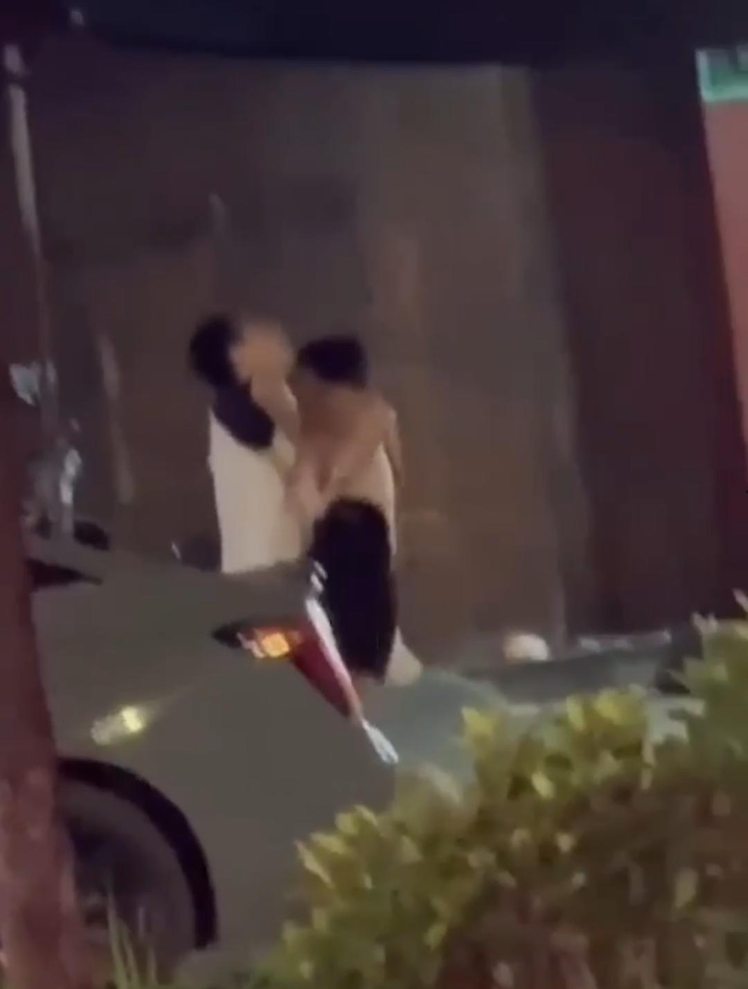 四川成都闹市街区情侣吵架 女友当街脱衣裸奔 男友跪地道歉也无补于事 奶子骚穴一览无余 惊呆路人直呼太牛逼了-1