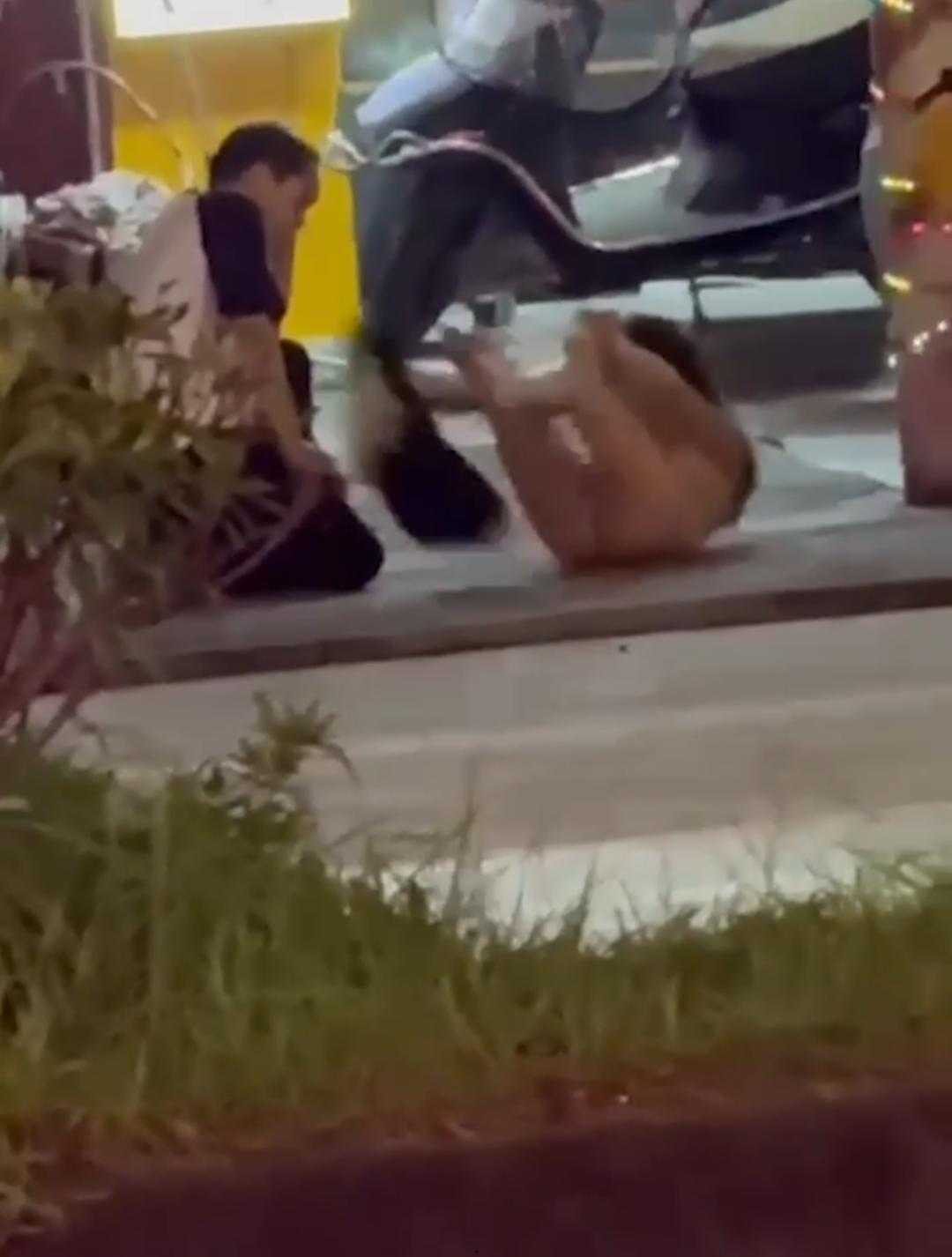 四川成都闹市街区情侣吵架 女友当街脱衣裸奔 男友跪地道歉也无补于事 奶子骚穴一览无余 惊呆路人直呼太牛逼了-4