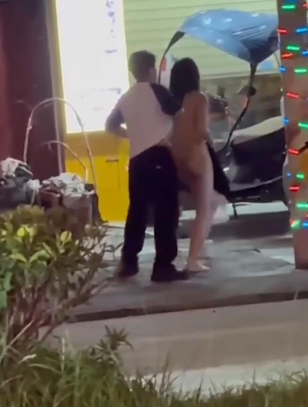 四川成都闹市街区情侣吵架 女友当街脱衣裸奔 男友跪地道歉也无补于事 奶子骚穴一览无余 惊呆路人直呼太牛逼了-5