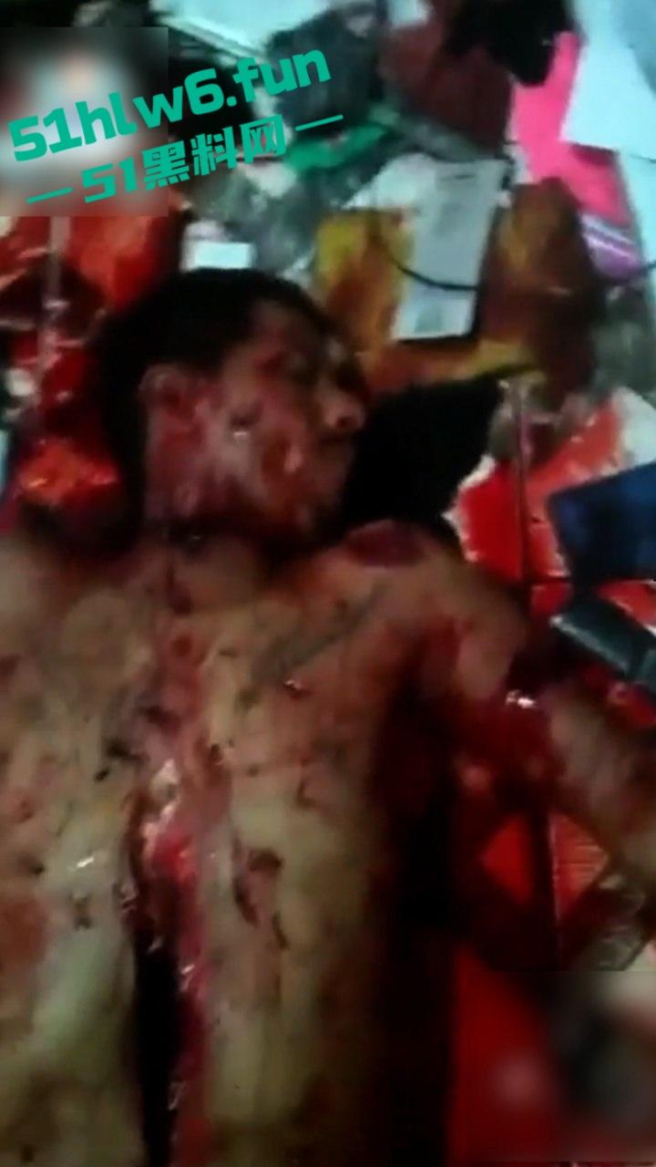 【血腥恐怖】印度三哥被妻子开膛破肚,男子为高种姓白人行为恶劣强奸妻子家人,终被妻子发现后杀害。-3