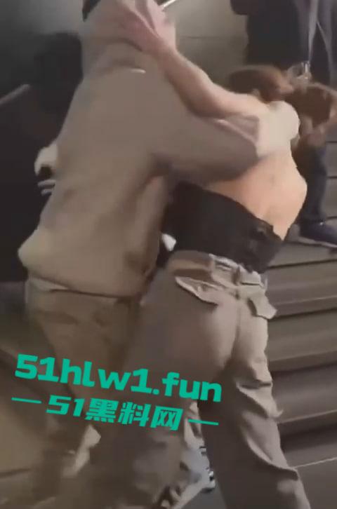 全网疯传兰桂坊MMA斗战现场画面,惊现一招制敌【龙抓手】好男不和女斗但渣男专挑女斗。-4