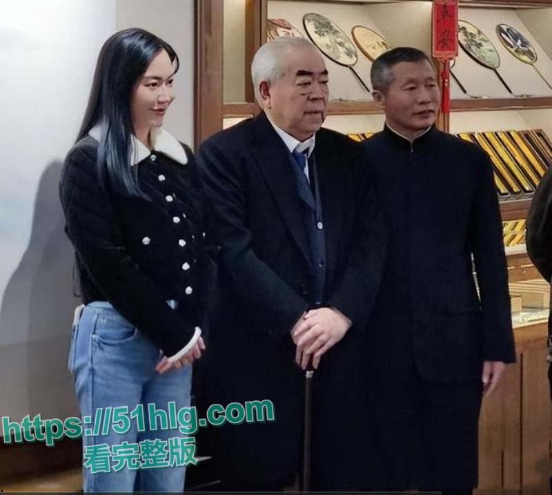 最强心机婊【徐萌】仅1年席卷书法界泰斗【范曾】数十亿字画古董,黑历史被扒出轨视频全网疯传!-3