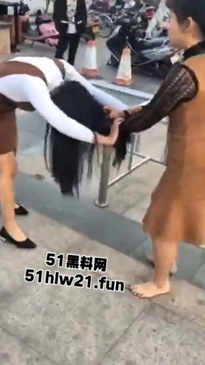 广西少妇爆锤小三现场,死命抓住小三头发脚踢,小三身材的确比原配更丰韵难怪老公会出轨呢。-1