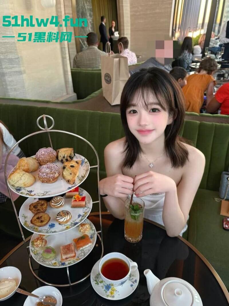 抖音极品尤物【鳗鱼】真实身份【胡雯丽】为赚钱心理扭曲,背着男友偷偷推特下海收门槛费玩裸聊。-3