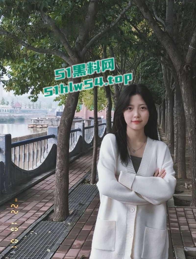 西安清纯学生妹【王思涵】被男友调教做爱视频曝光,完美露脸表情既享受又风骚!-1